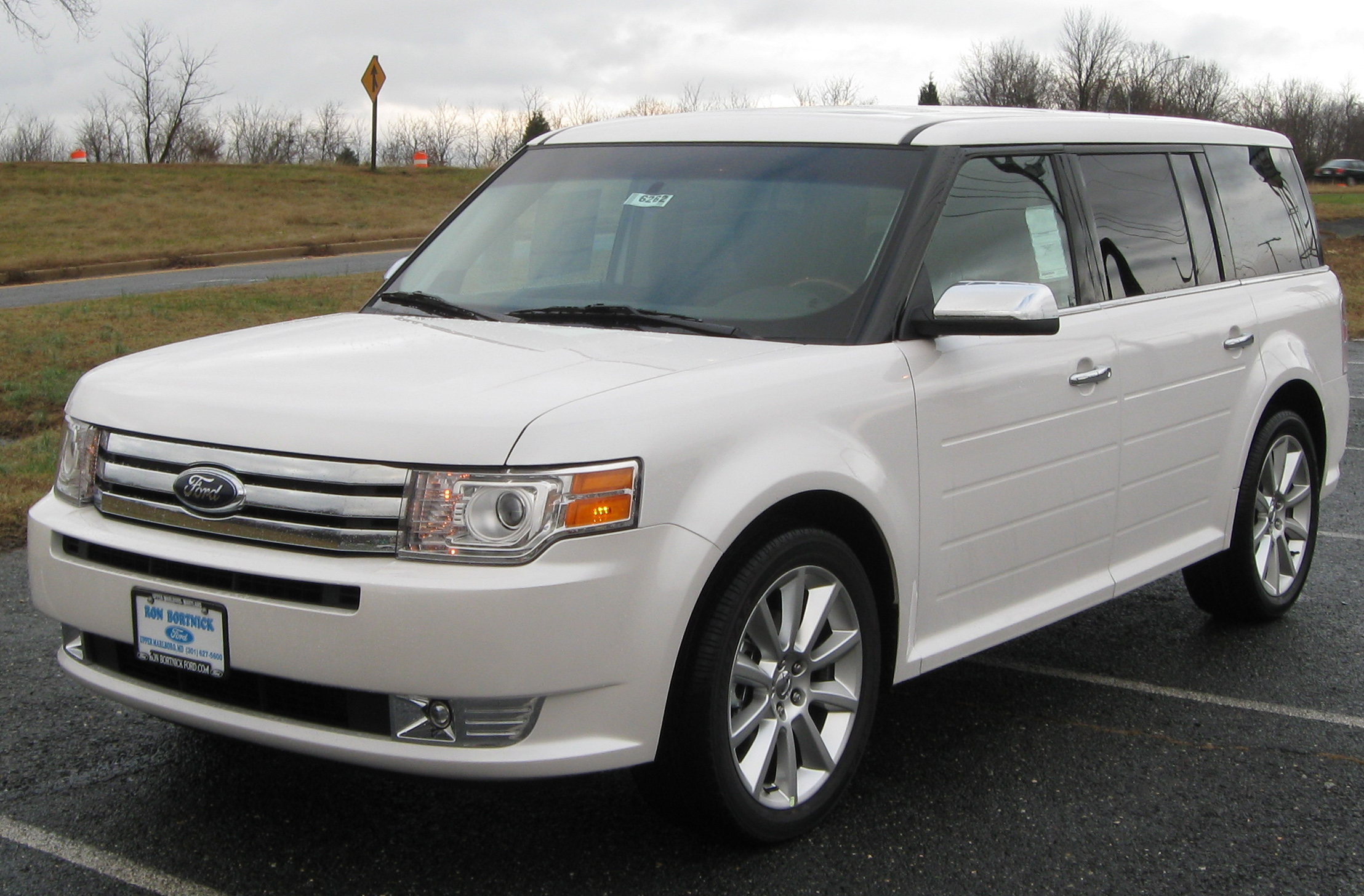 2010_Ford_Flex_Limited_1_--_11-25-2009.jpg