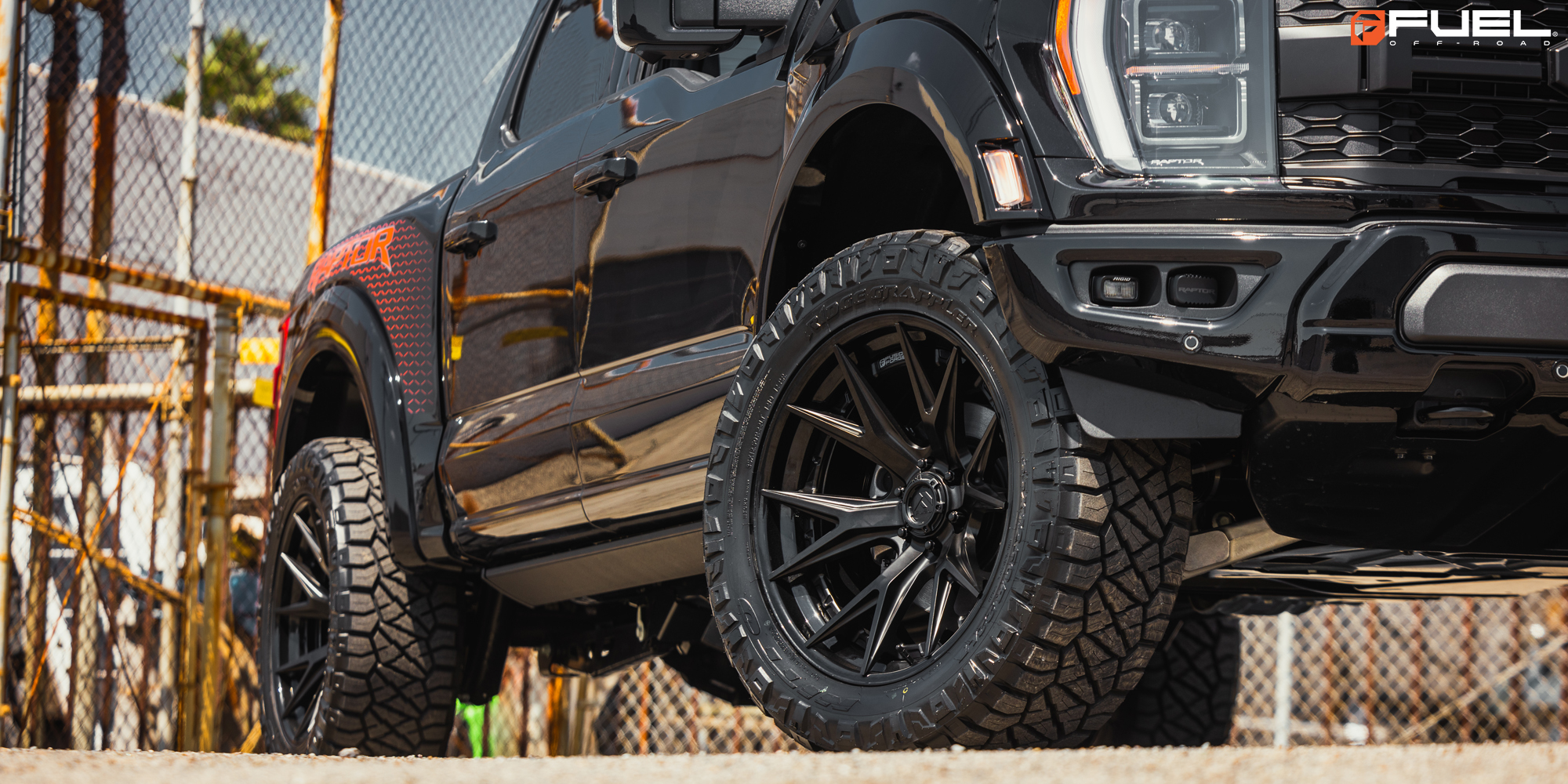 fuel%20off-road-fc402-catalyst-matte%20black%20with%20gloss%20black%20lip-22x10-2023%20ford%20f150%20raptor%206_gal_5036.jpg